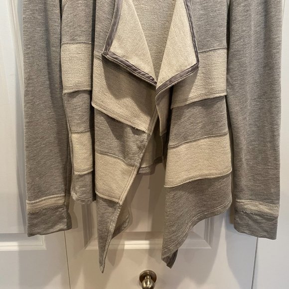 Bebe Gray and White Cascading Cardigan Style Top Size Medium - Picture 4 of 9